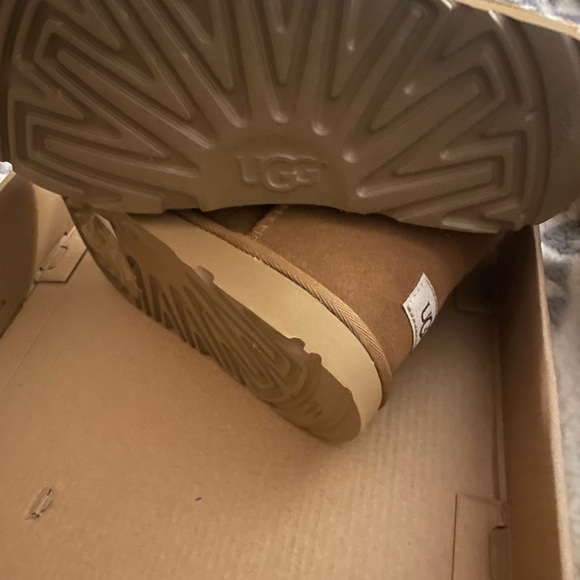 UGG Kids Bailey Button II Boot Size 4 New in Box - Picture 2 of 3